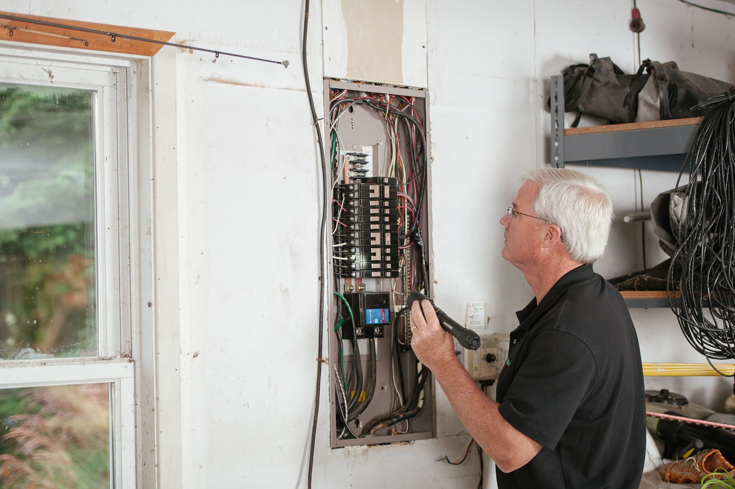 Electricien verifie boitier fusibles maison
