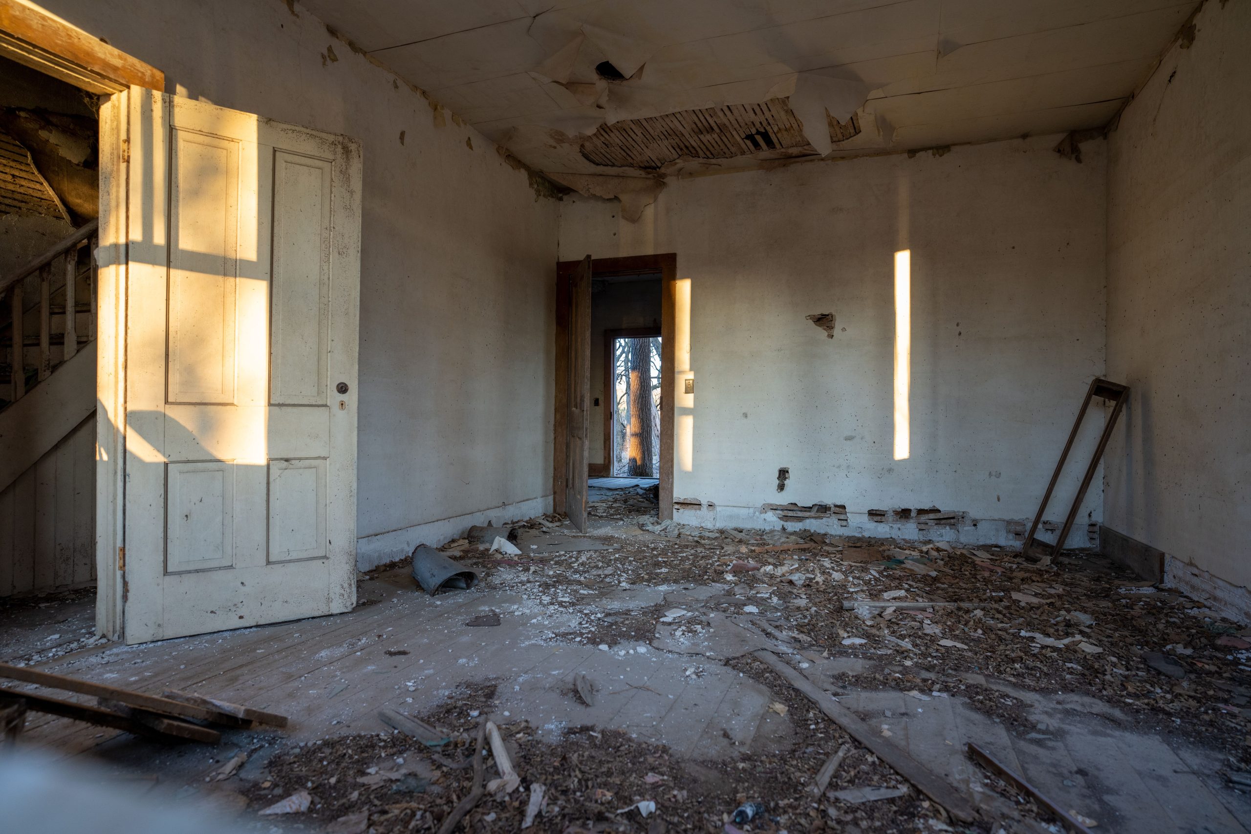 Chambre abandonnée ensoleillée aux murs décrépit