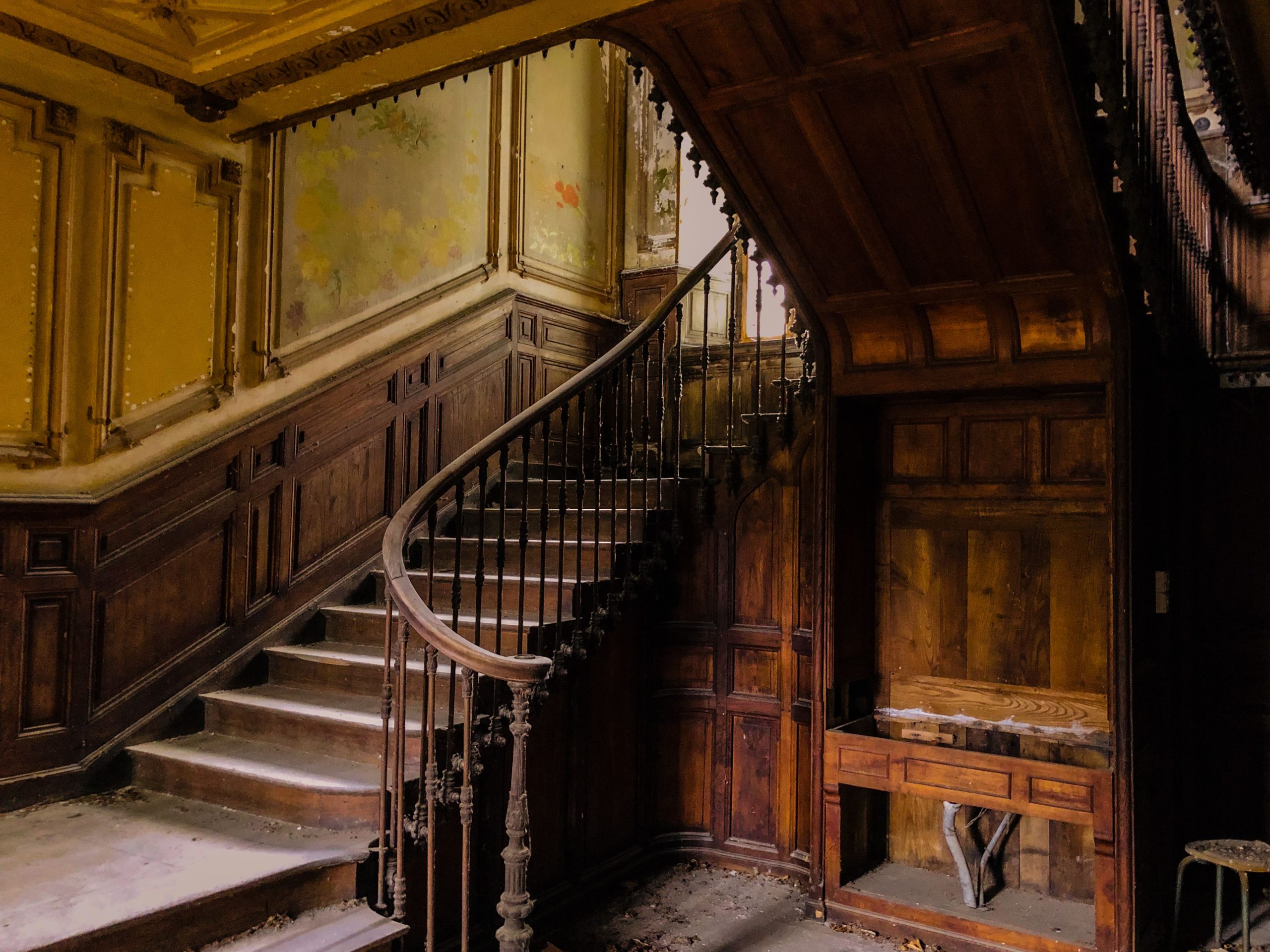 Escalier en bois avec rampe dans maison ancienne