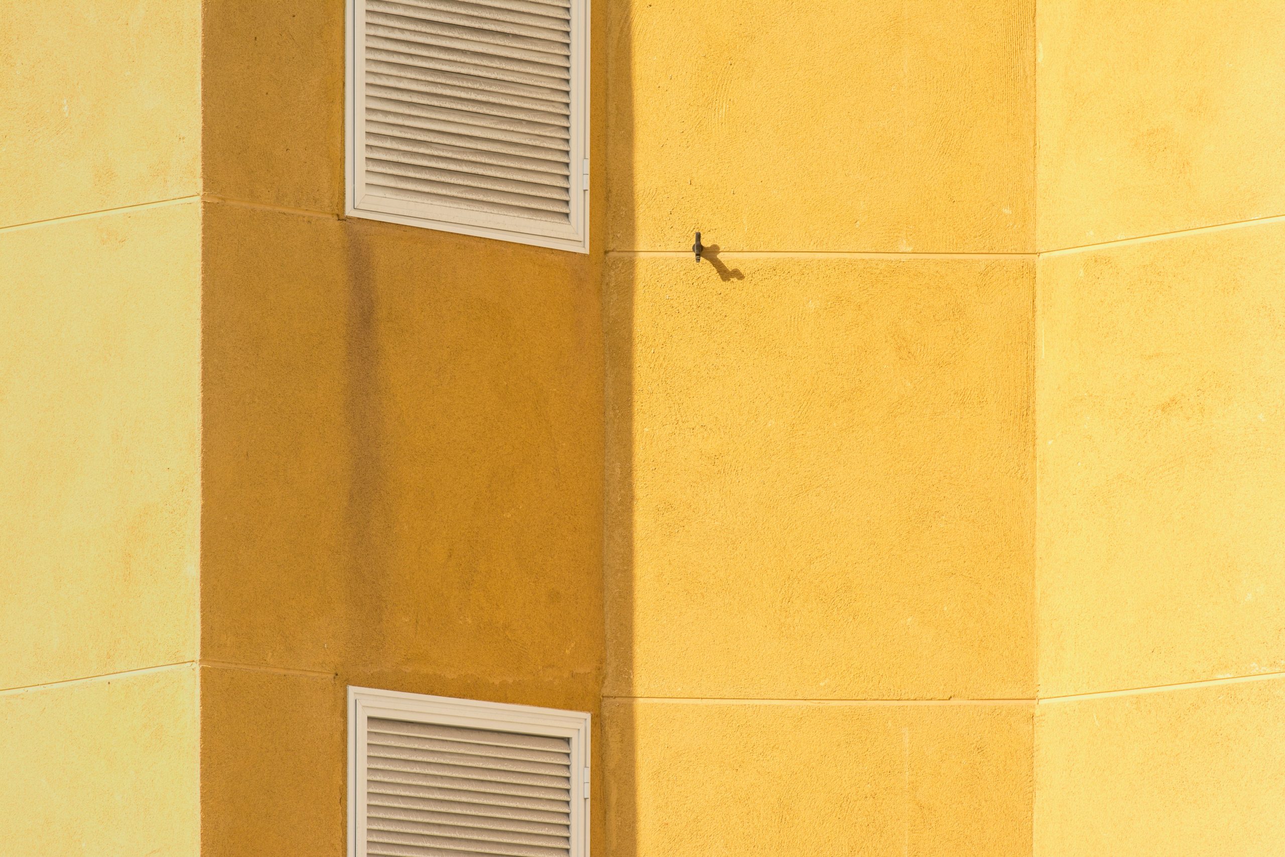 Grilles ventilation modernes jaune bâtiment angle architectural