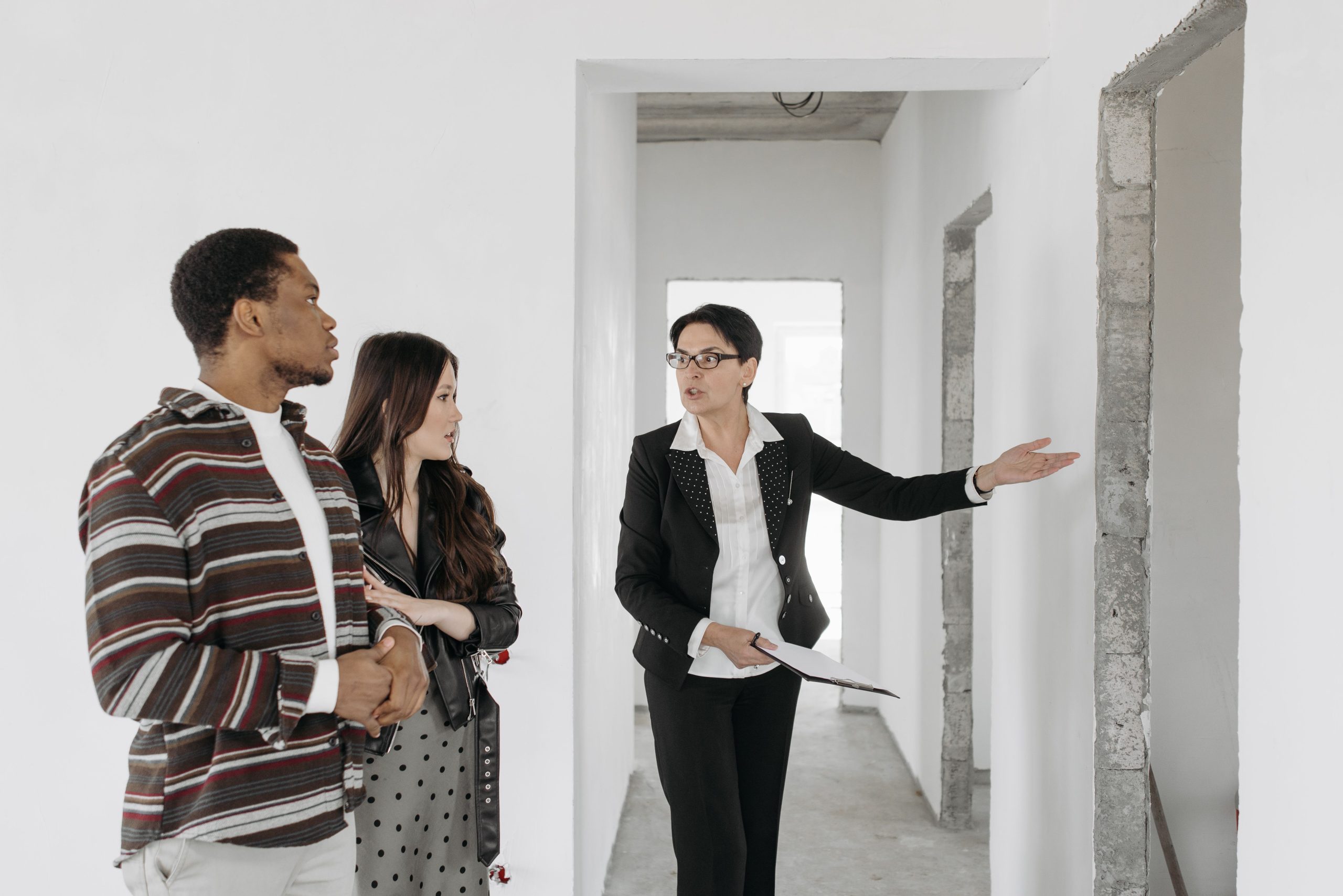 Agent immobilier présentant propriété à couple