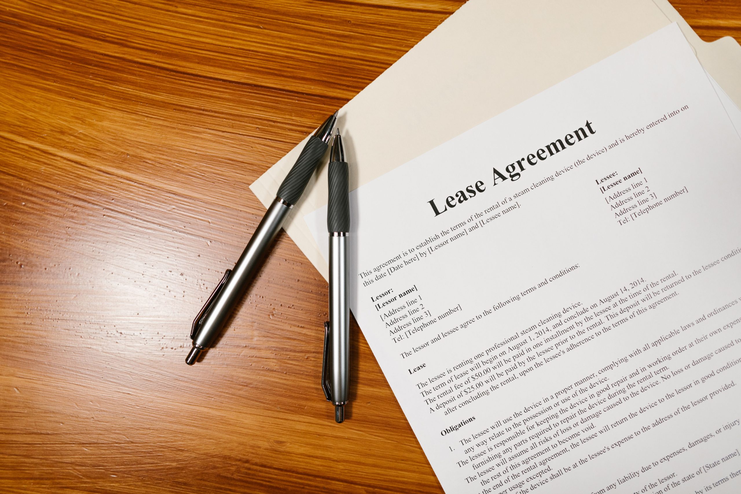 Contrat de bail et stylos sur un bureau en bois