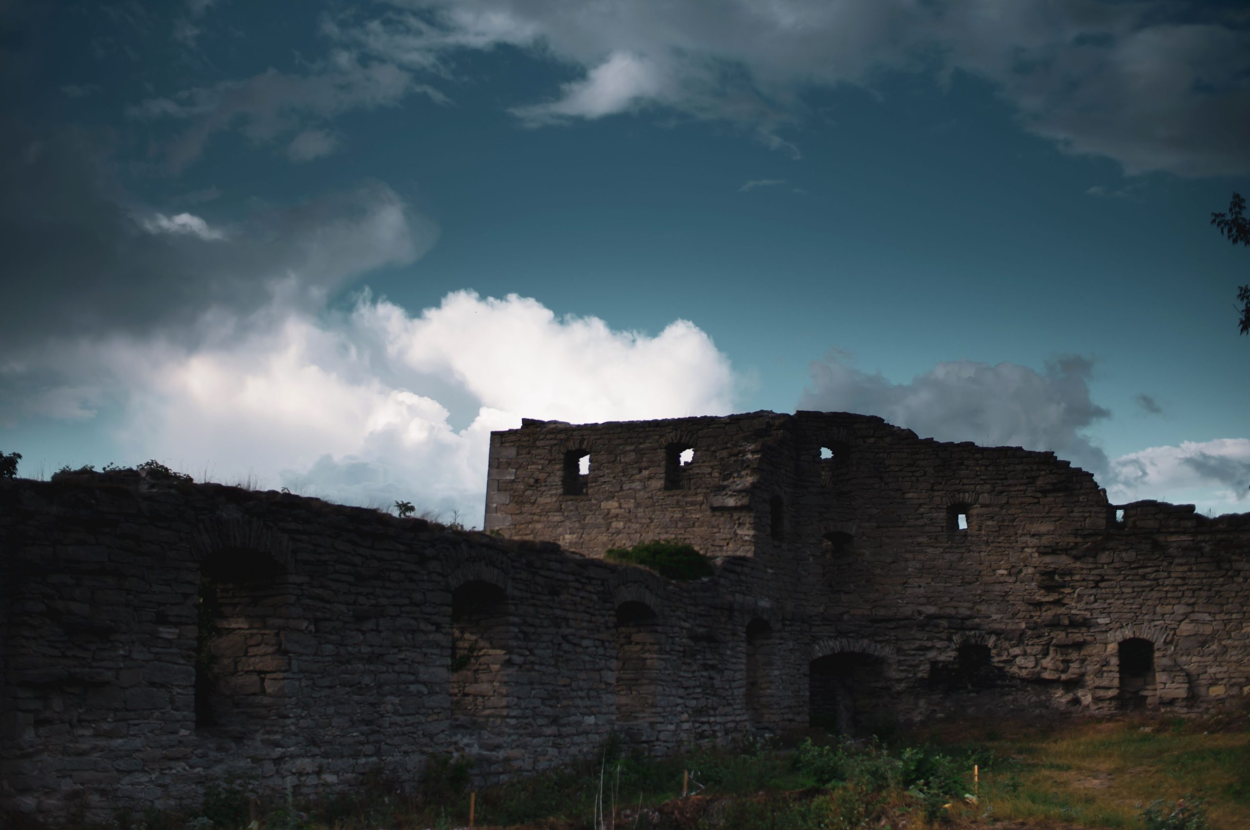 Ruines de château médiéval sous un ciel nuageux