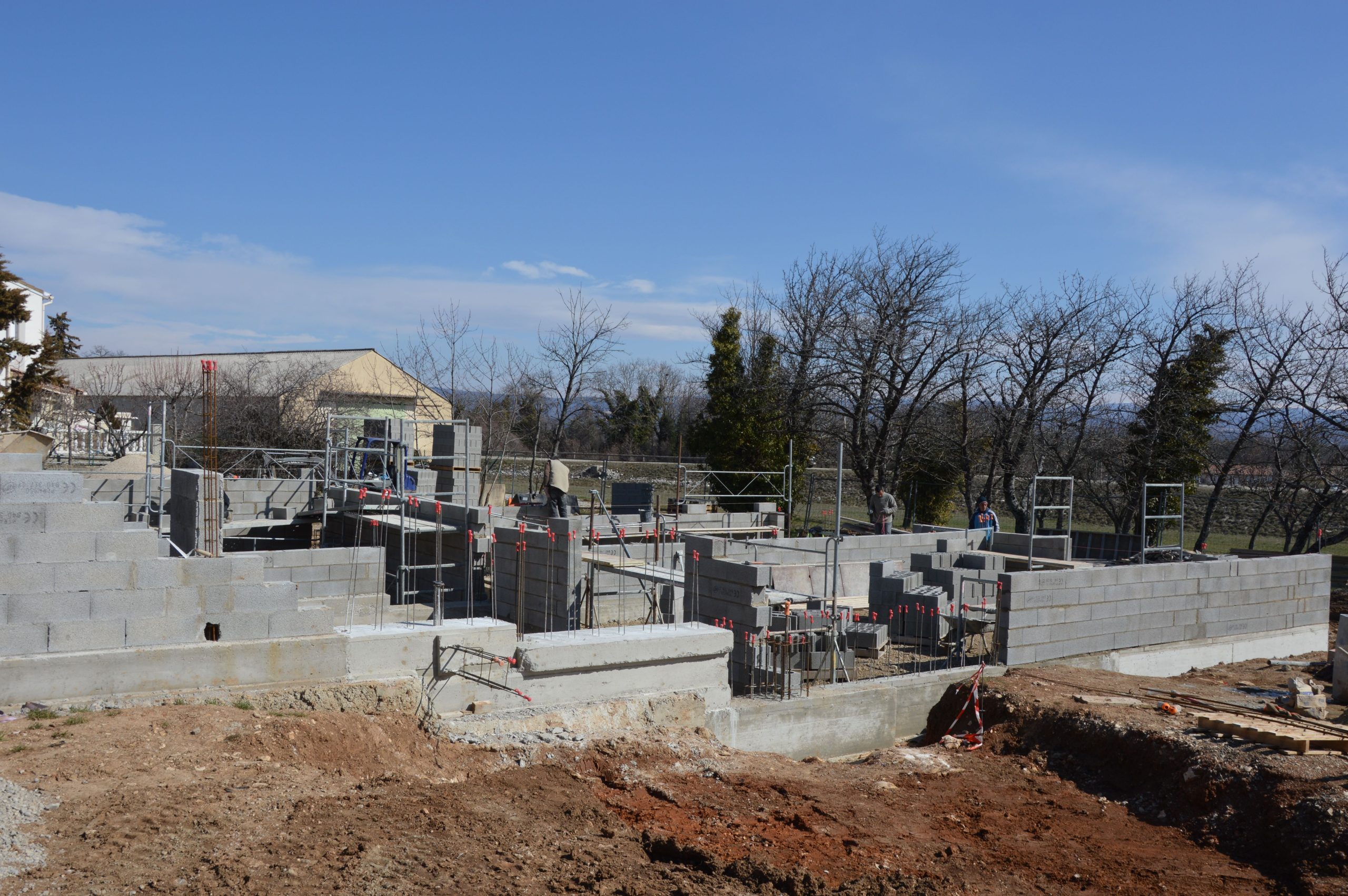 Chantier de construction avec murs en parpaing et échafaudages