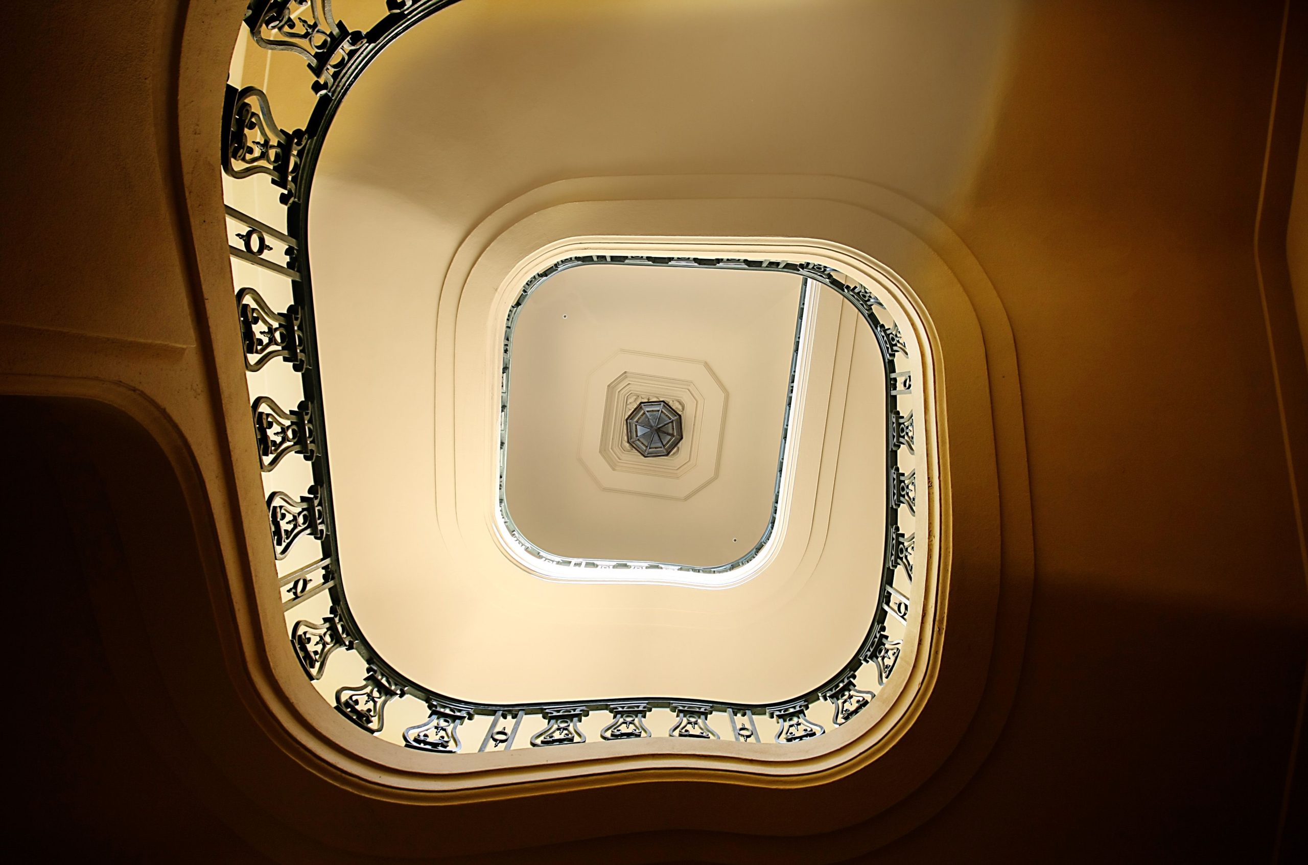 Vue ascendante d'escalier spiral avec rampe artistique