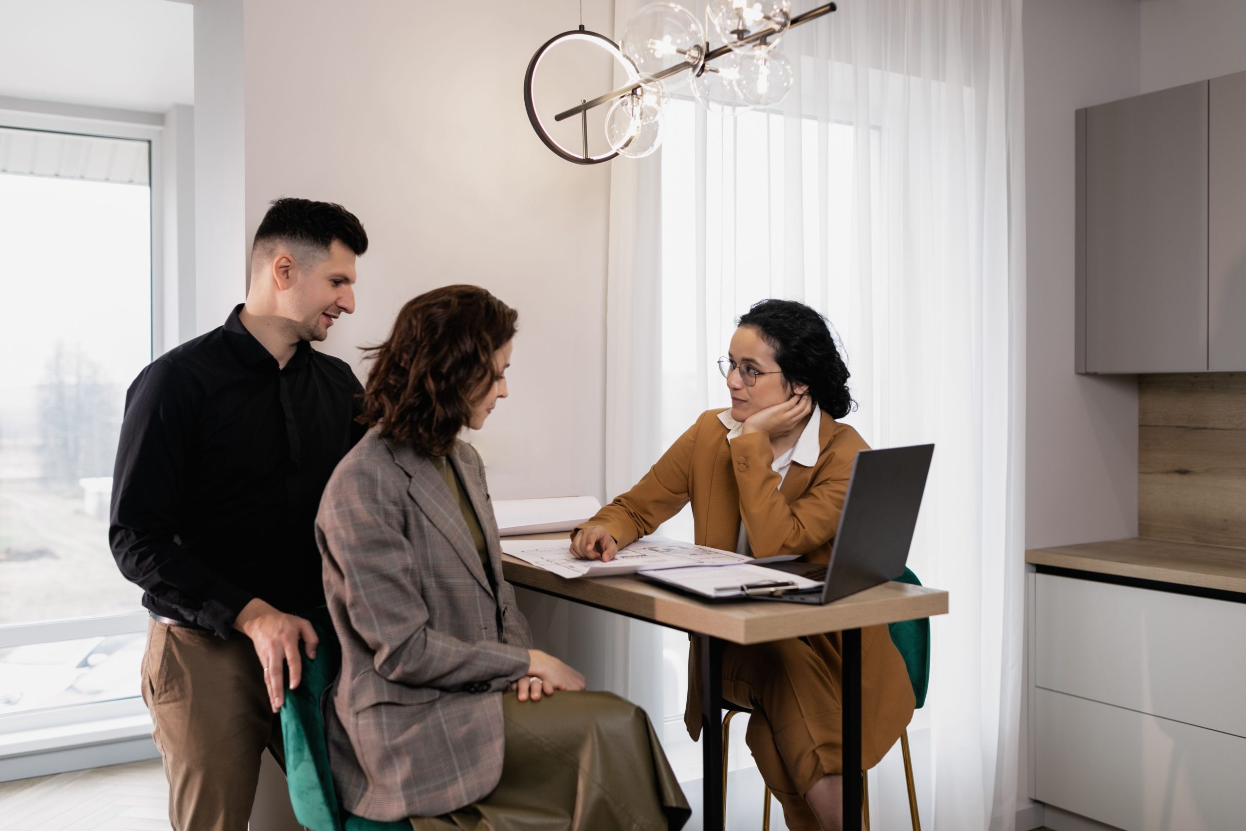 Couple consultant agent immobilier en bureau