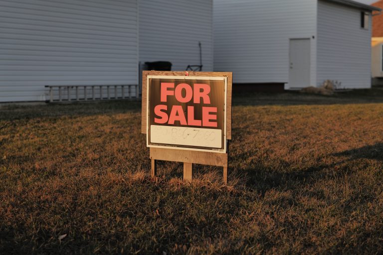 Pourquoi les prix de l&rsquo;immobilier baissent-ils dans certaines villes ?