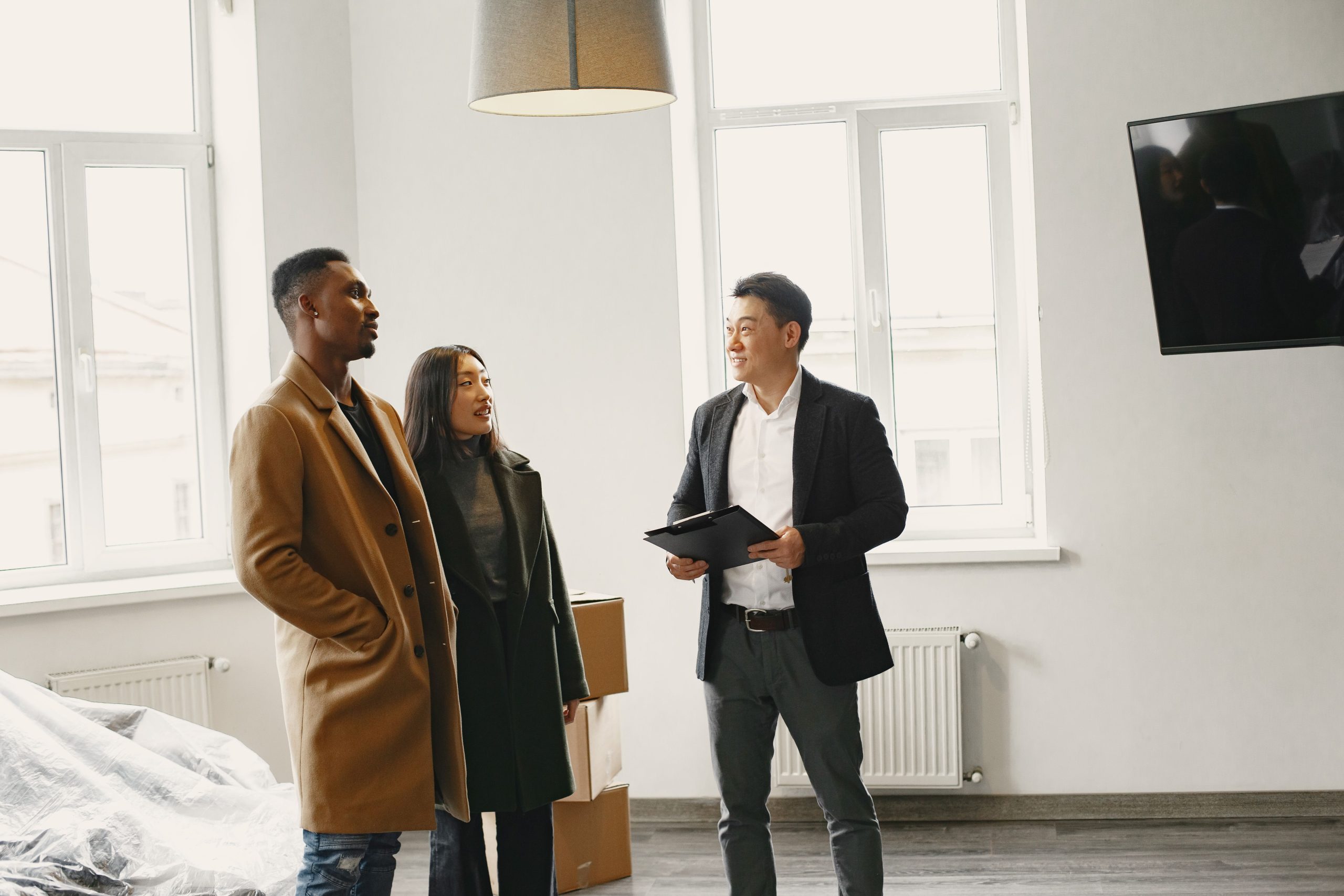 Agent immobilier discutant détails propriété