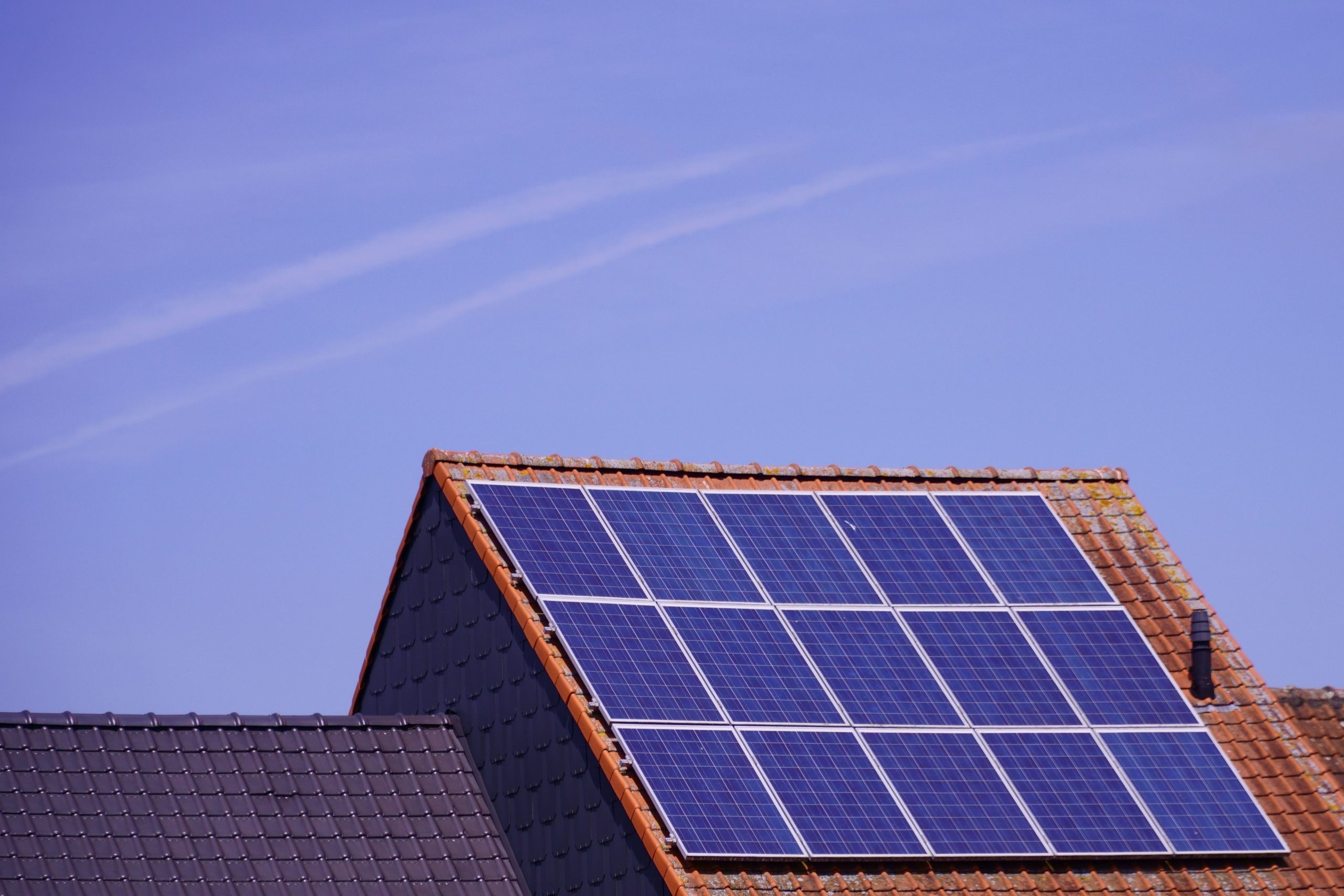 Panneaux solaires toiture carrelée ciel bleu