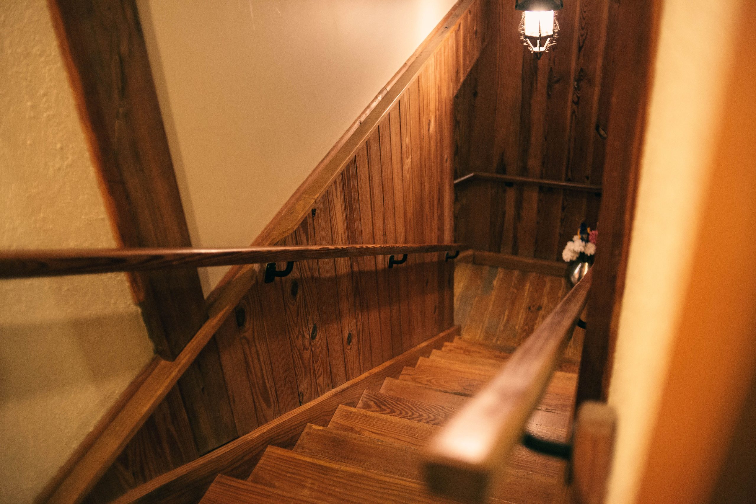 Escalier bois intérieur avec rampes de sécurité