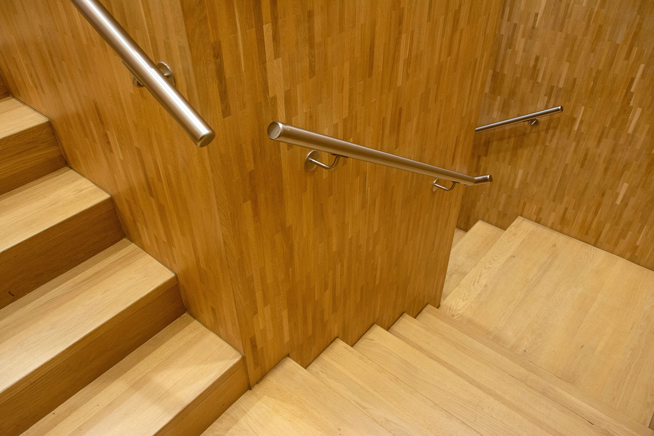 Escalier bois contemporain avec rampe métallique