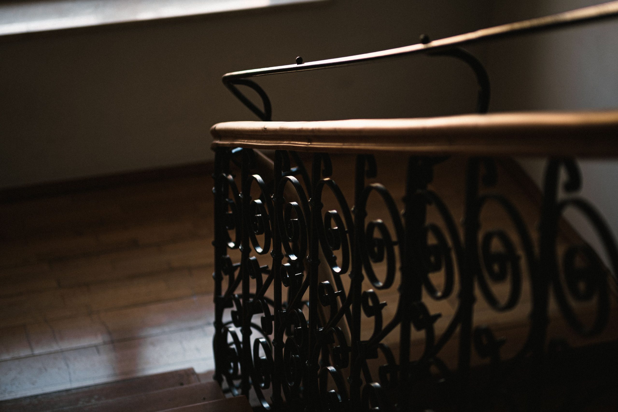 Escalier spiral avec rampe métallique ornementale