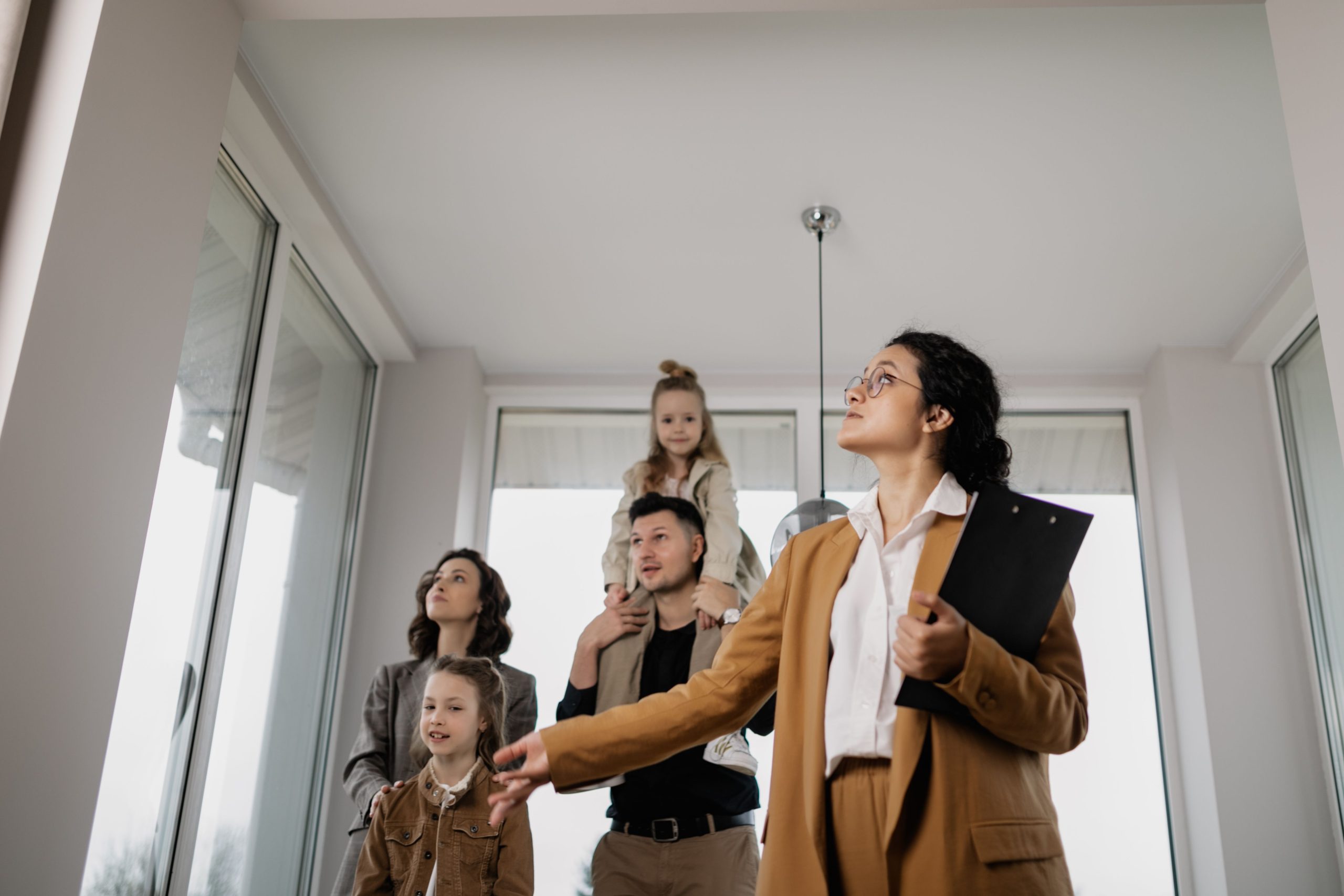 Famille avec enfants visitant maison moderne