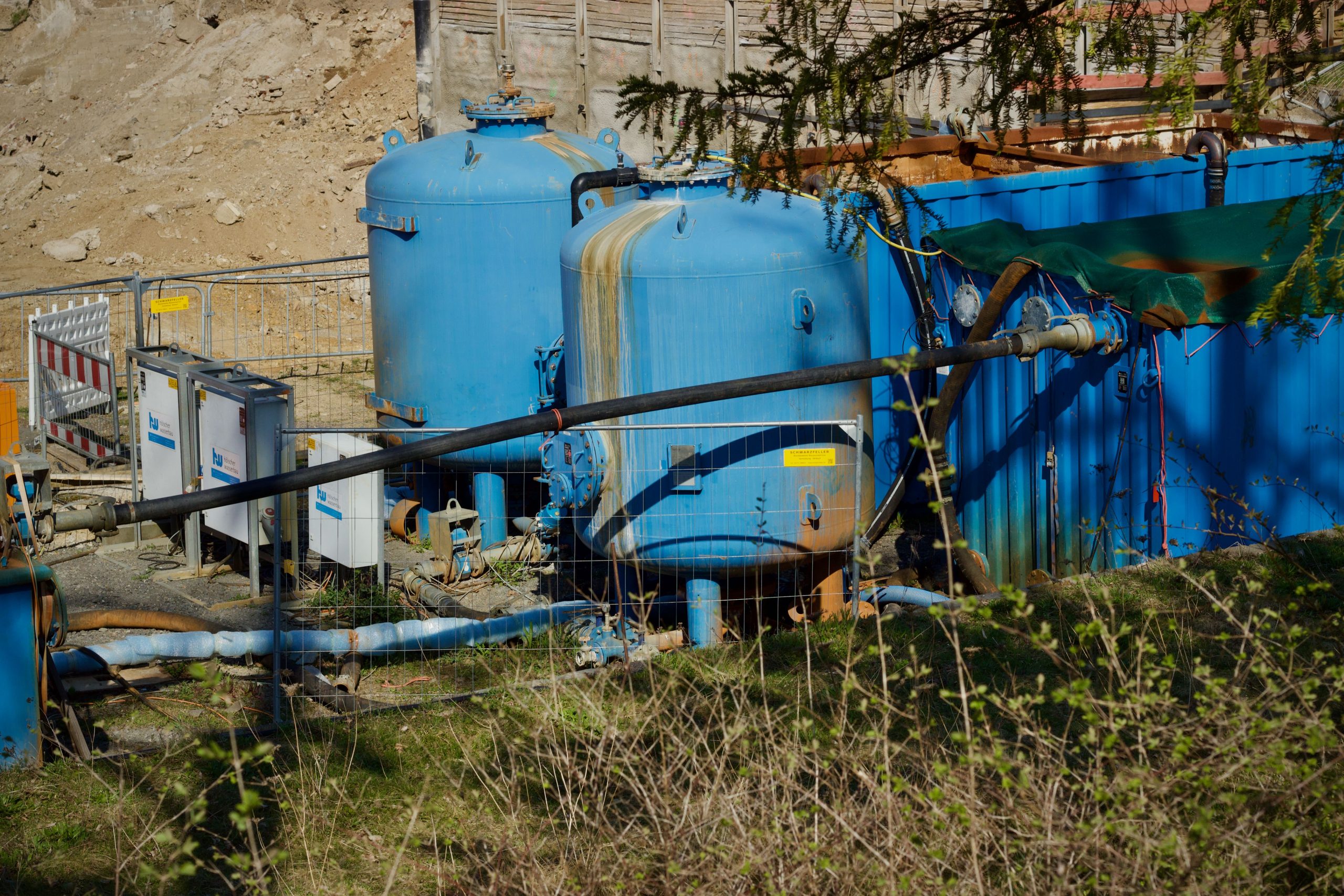 Installation de filtration industrielle avec cuves bleues