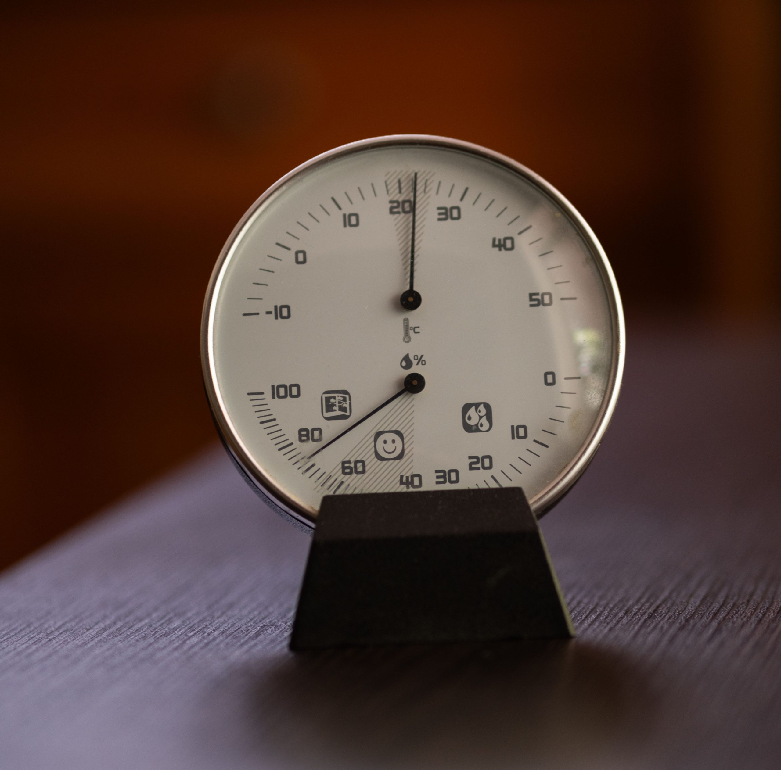 Hygrometre analogique affichant temperature et humidite