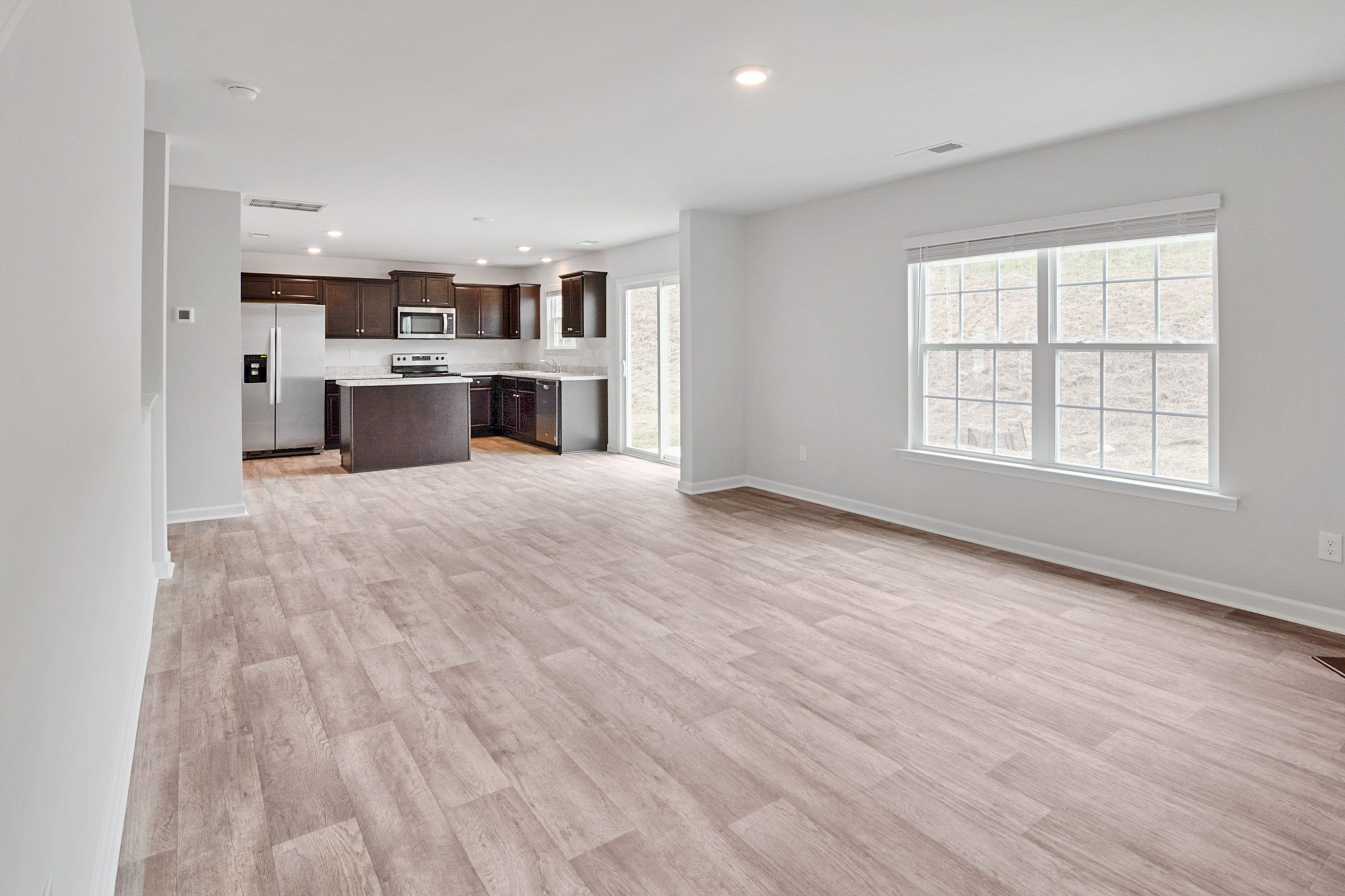 Cuisine ouverte moderne avec parquet et séjour spacieux