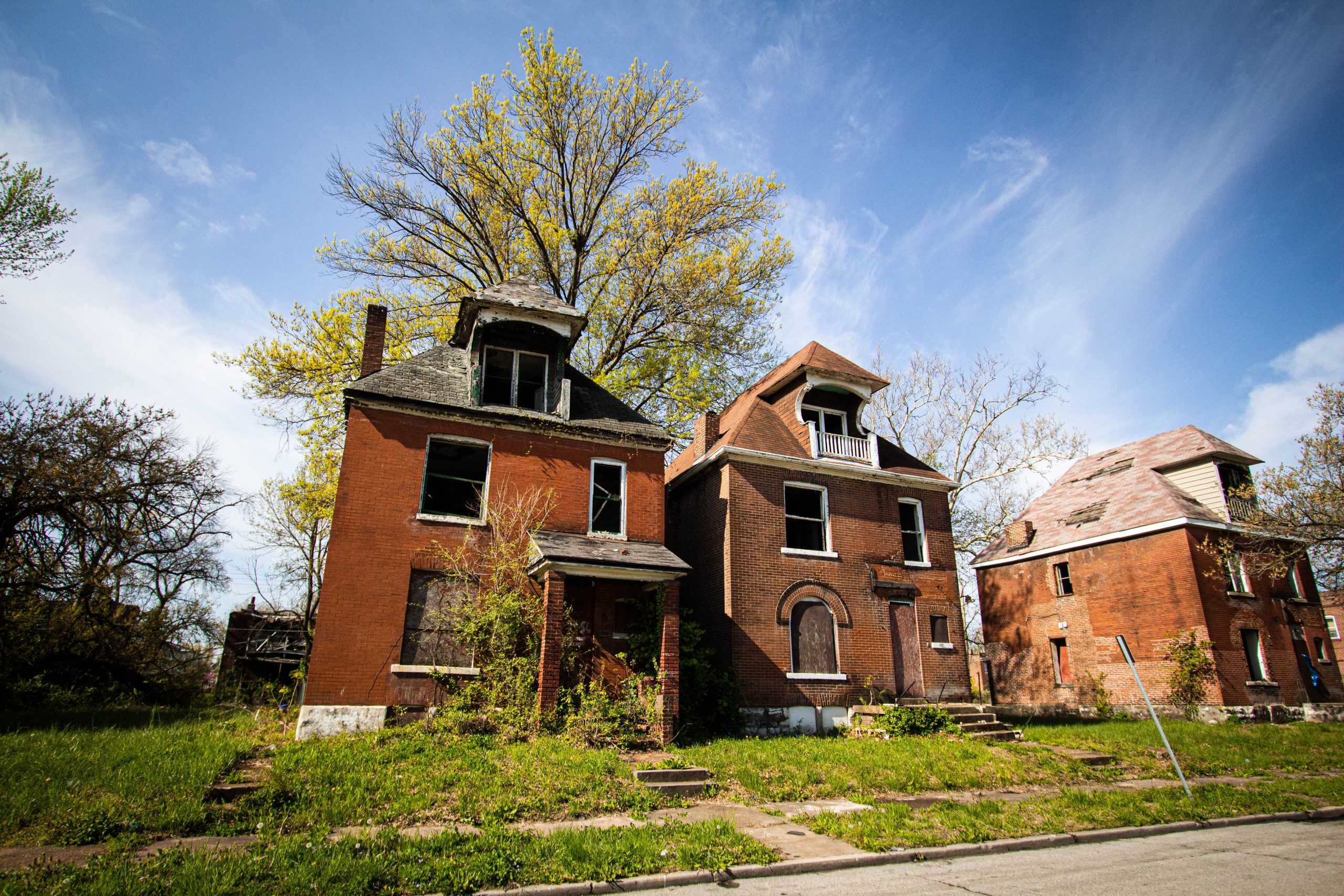 Trois maisons abandonnées en banlieue