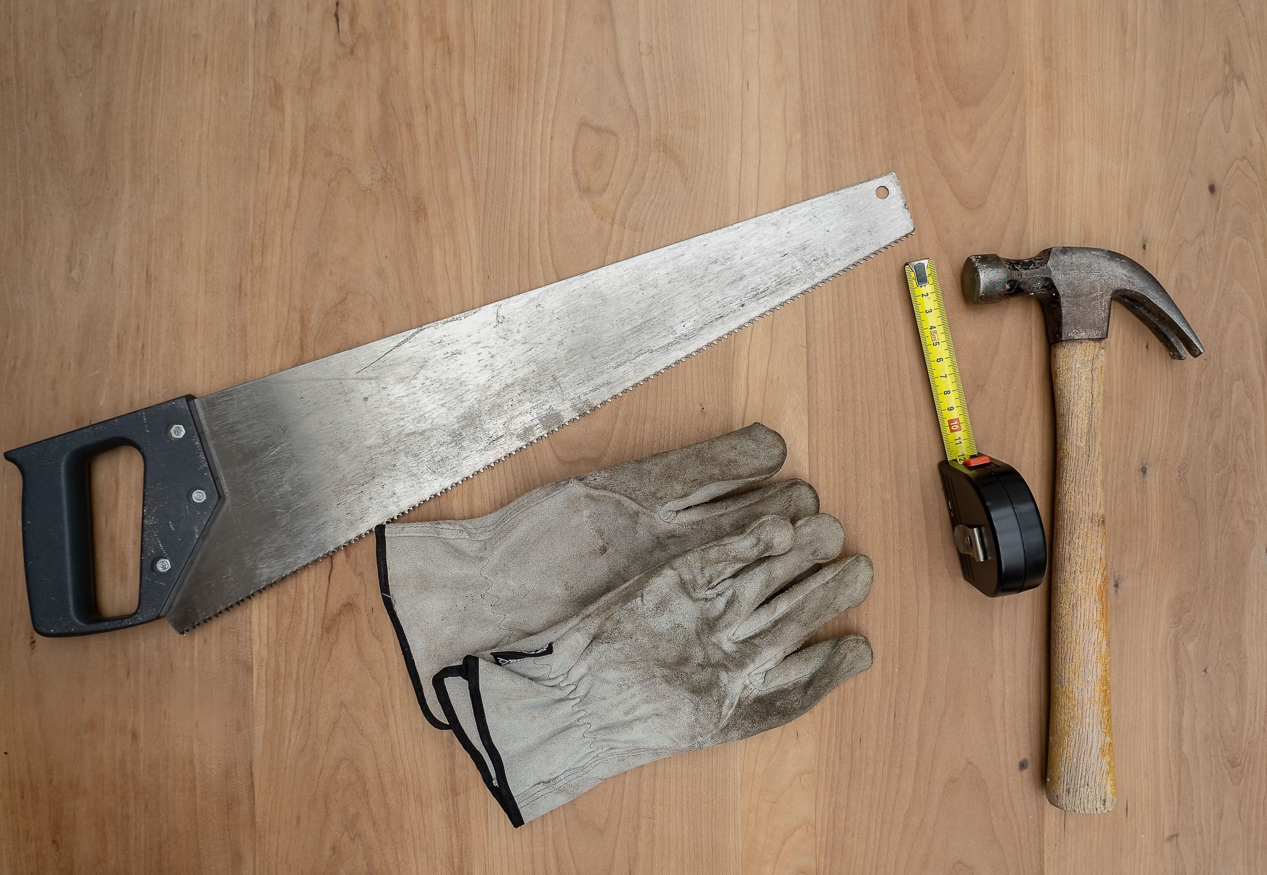 Outils menuiserie scie marteau mètre ruban