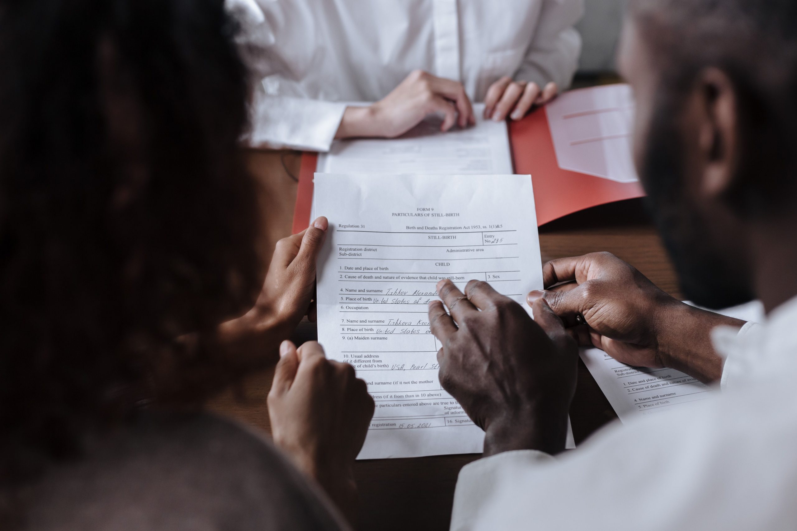 Couple signant des documents juridiques avec un conseiller