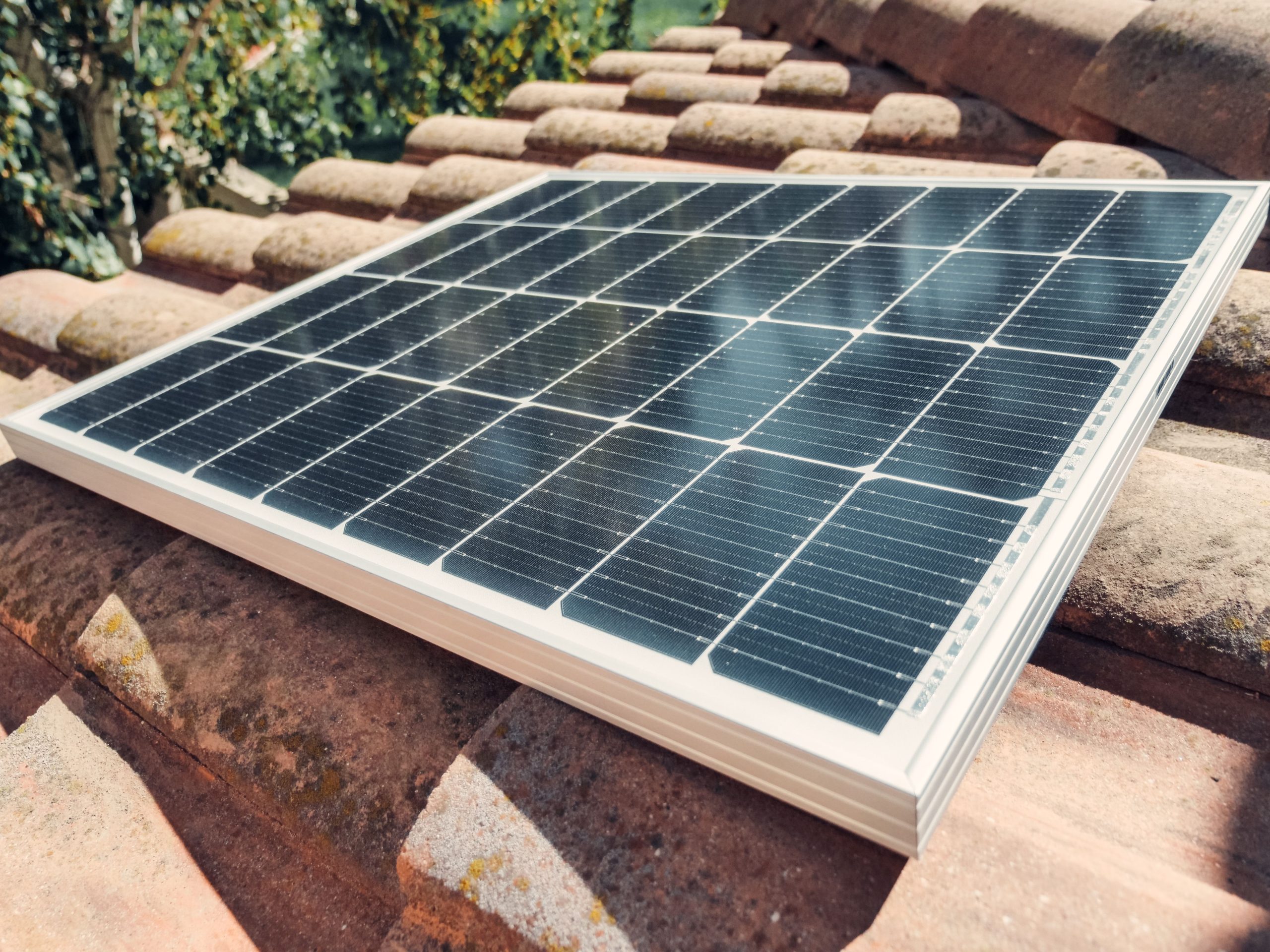 Gros plan panneau solaire sur tuiles au soleil