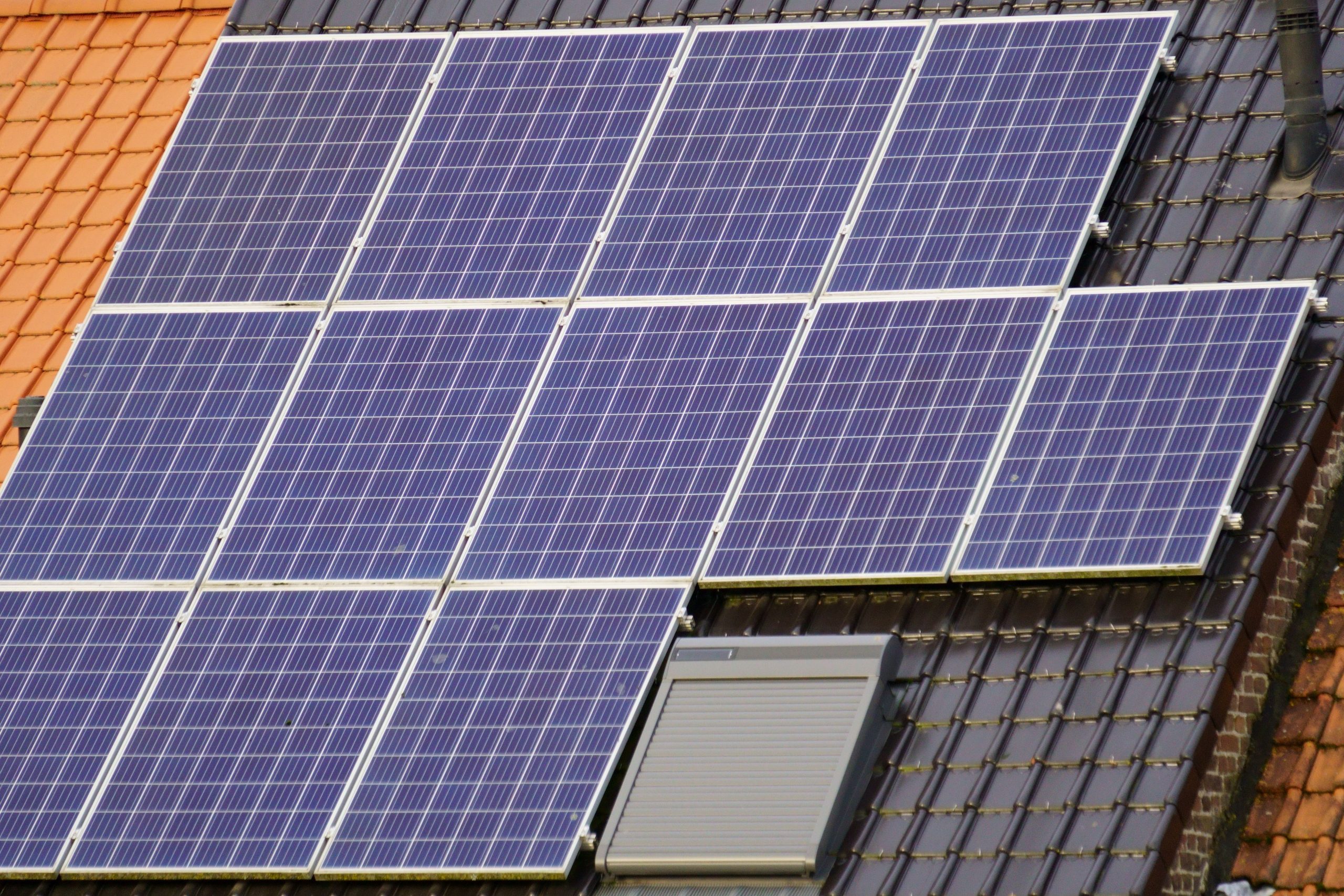Vue rapprochee de panneaux solaires sur toit