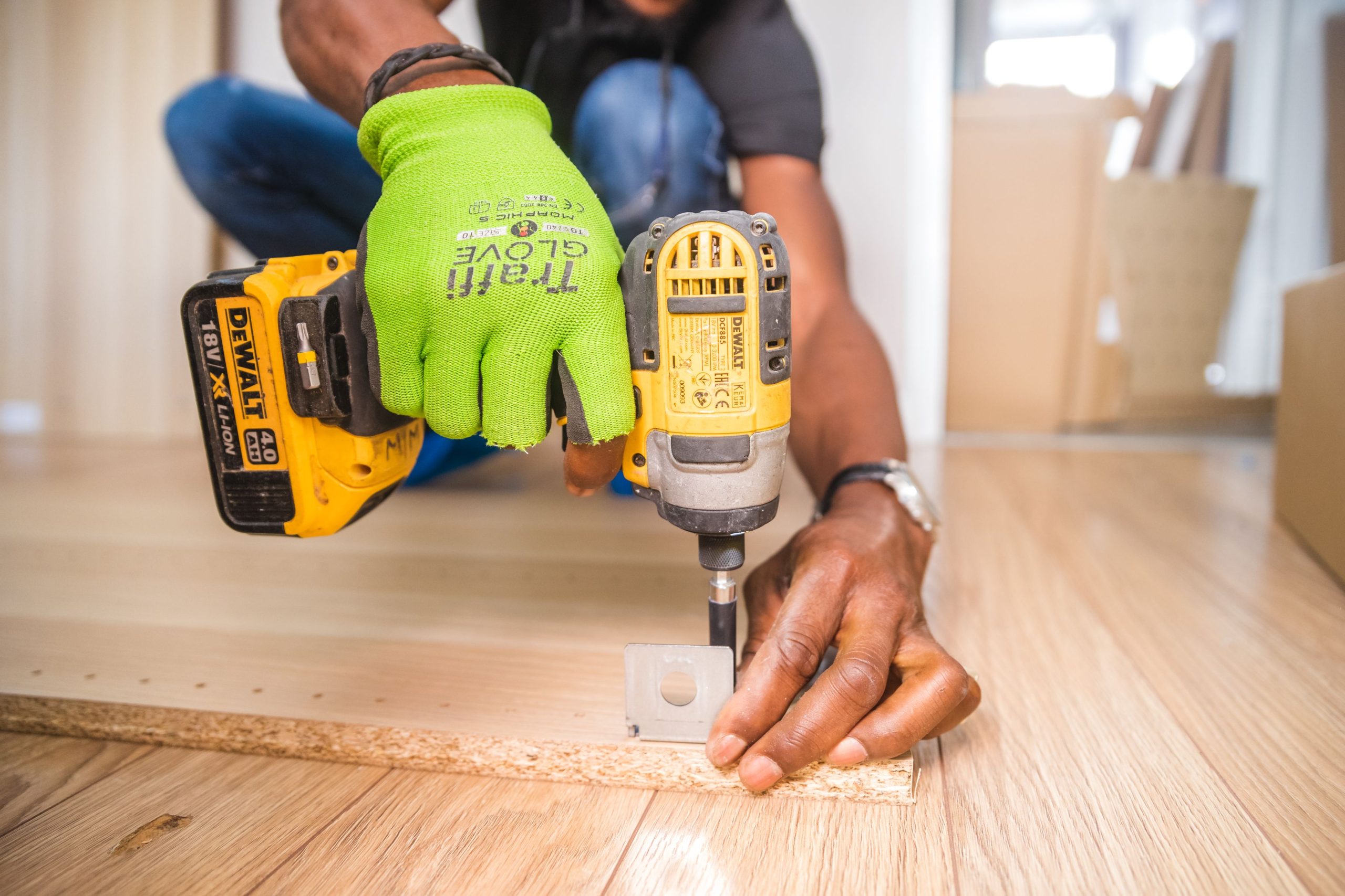 Homme utilisant perceuse visseuse sol bois