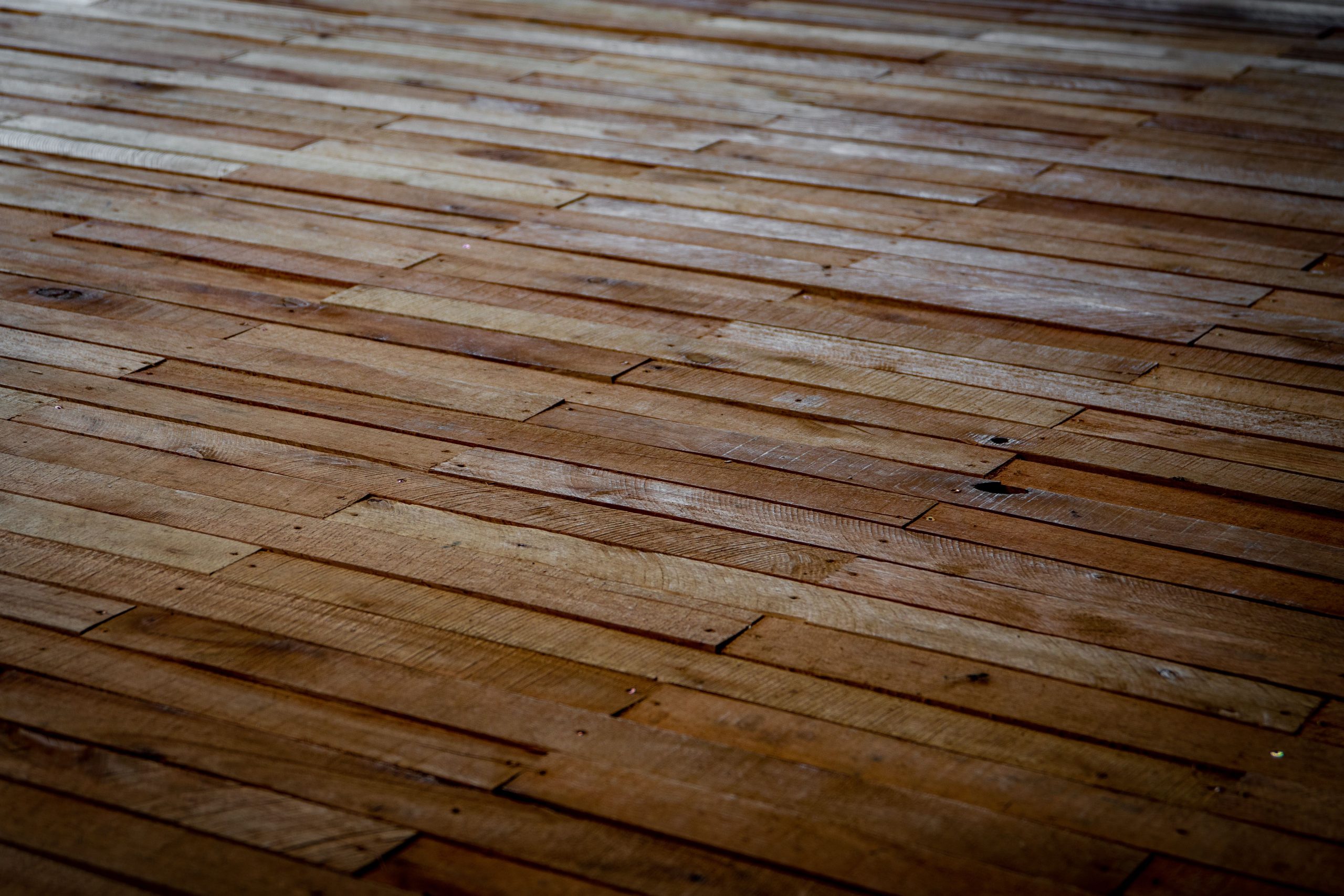 Plancher aggloméré rustique motifs décalés