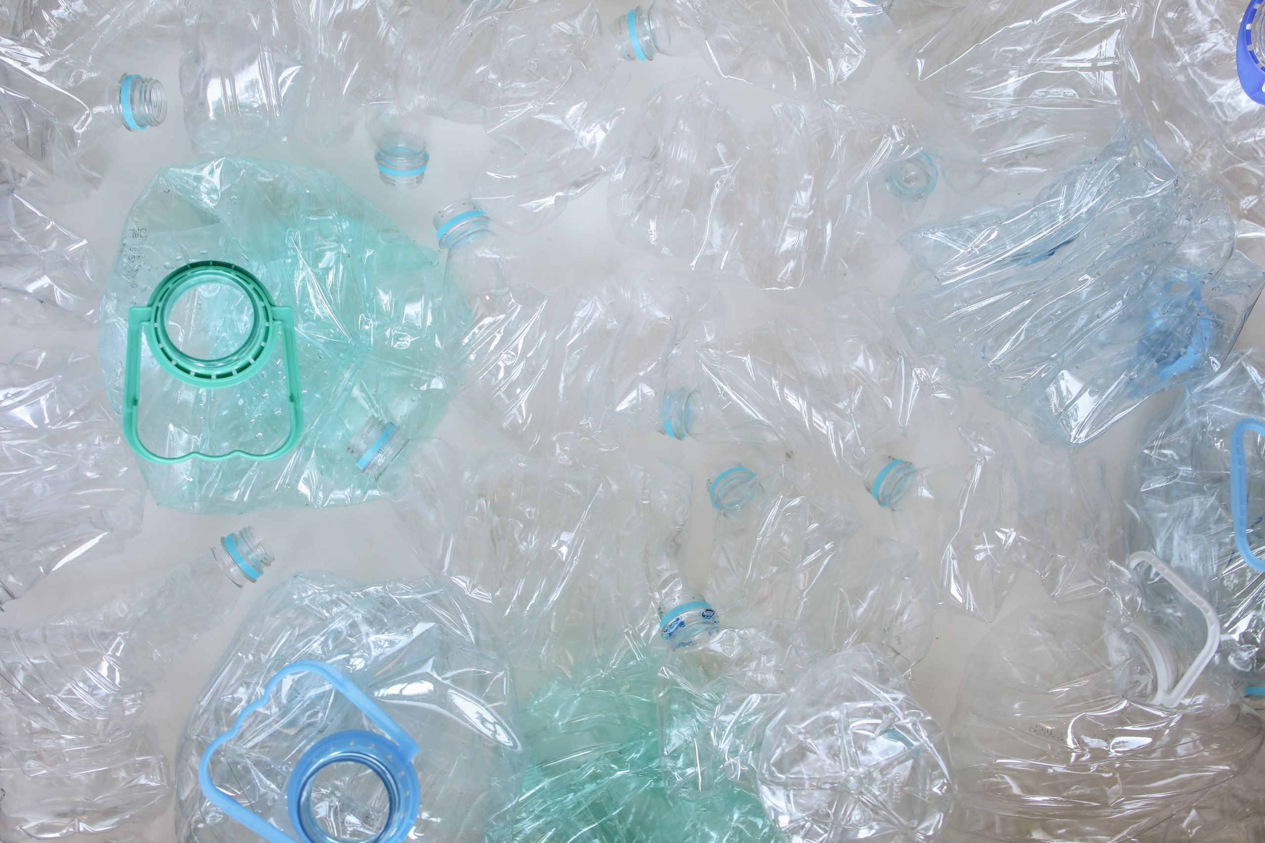 Vue du dessus de bouteilles compactées pour recyclage