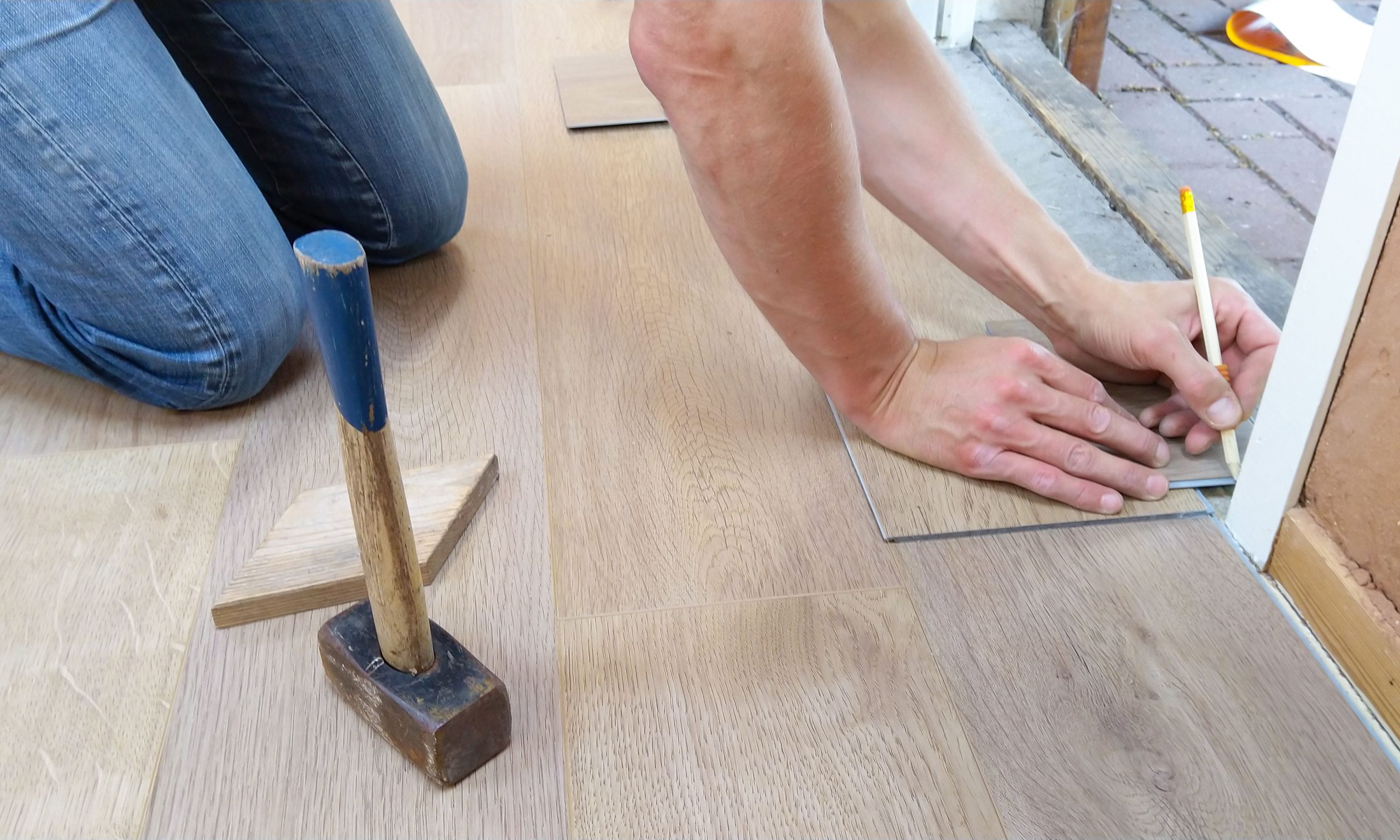 Artisan marquant panneaux bois installation précise
