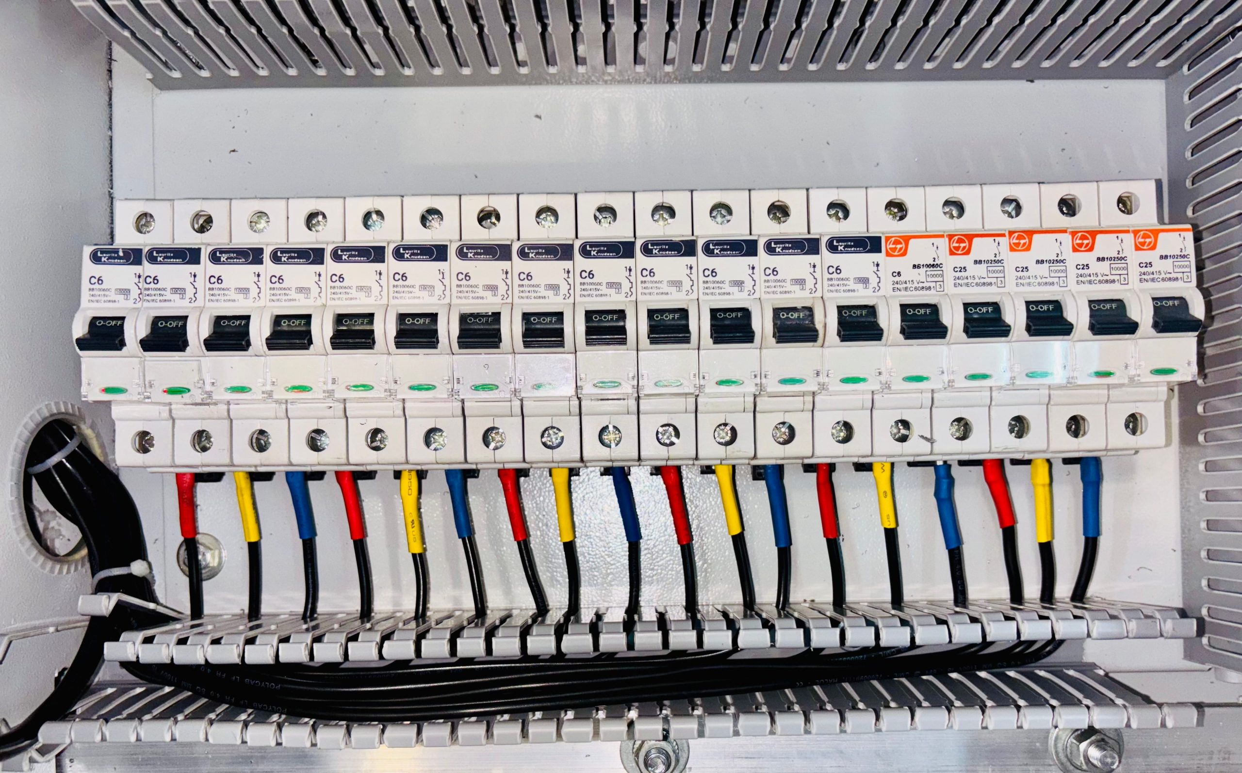 Tableau électrique avec câblage repéré par couleurs