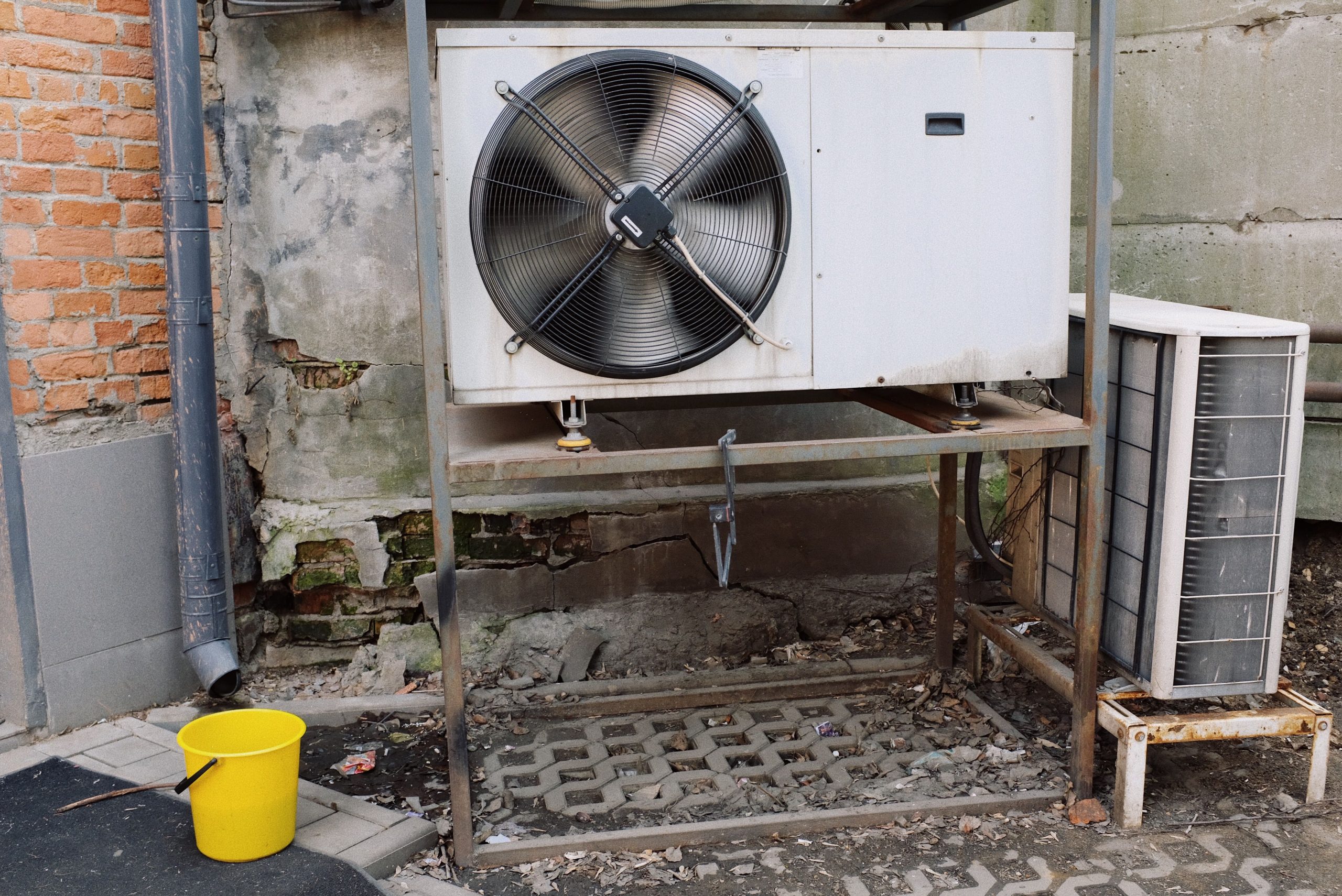 Unité extérieure de climatisation sur plateforme métallique