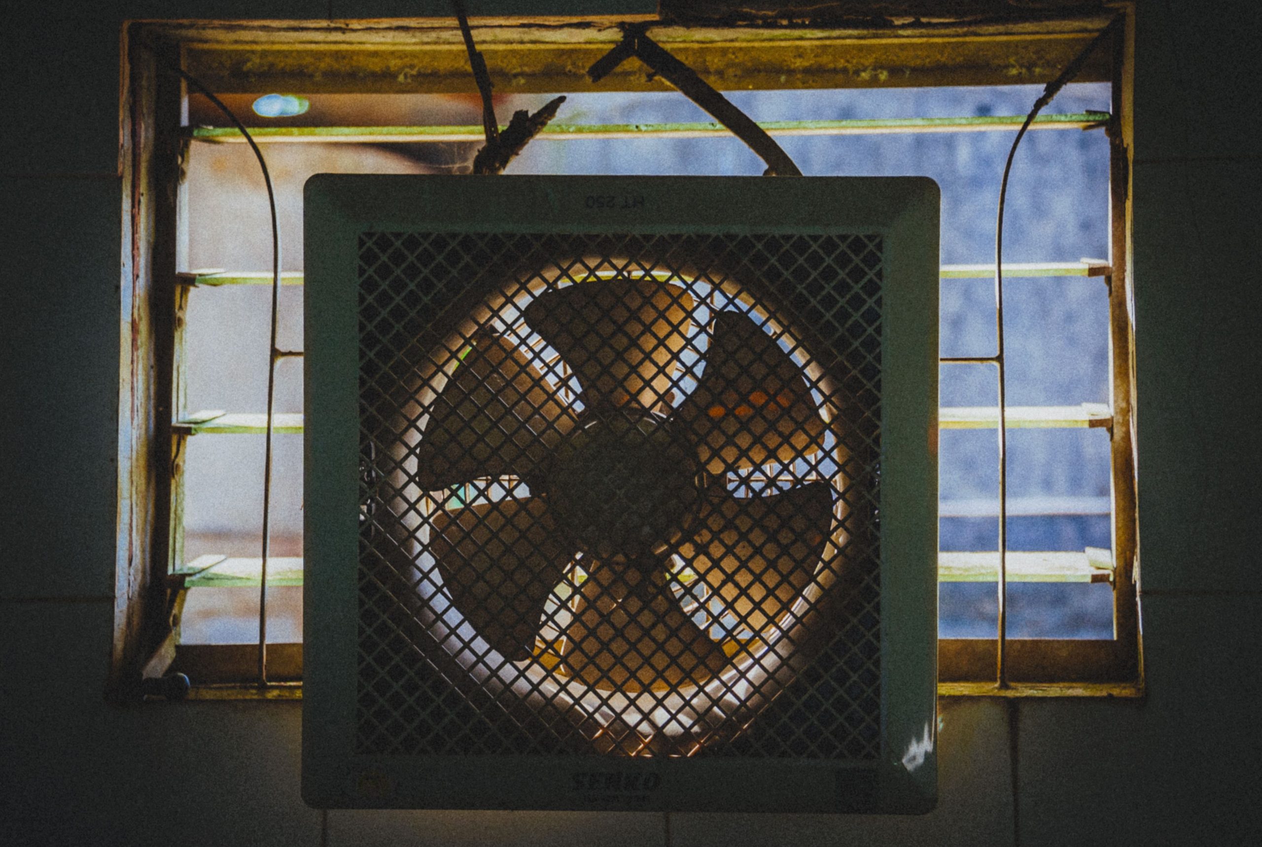 Ventilateur exhaust vintage fenêtre rustique ombres dramatiques